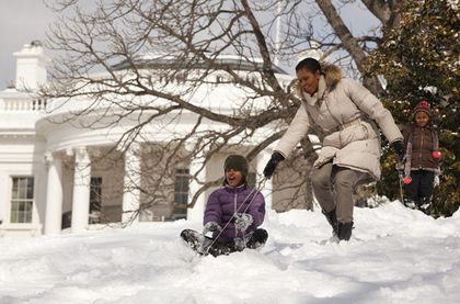 first-lady-michelle-obama-sleds-with-daughters-malia-and-sasha-in-the-snow-on-the-south-lawn-of-the-white-house-in-this-handout-photo-taken-in-washington_1153306.jpg, avr. 2017
